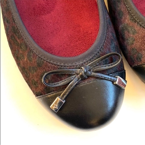 Like New Vionic Leather / Calf Hair Flats Women’s Size 9 - Picture 3 of 9